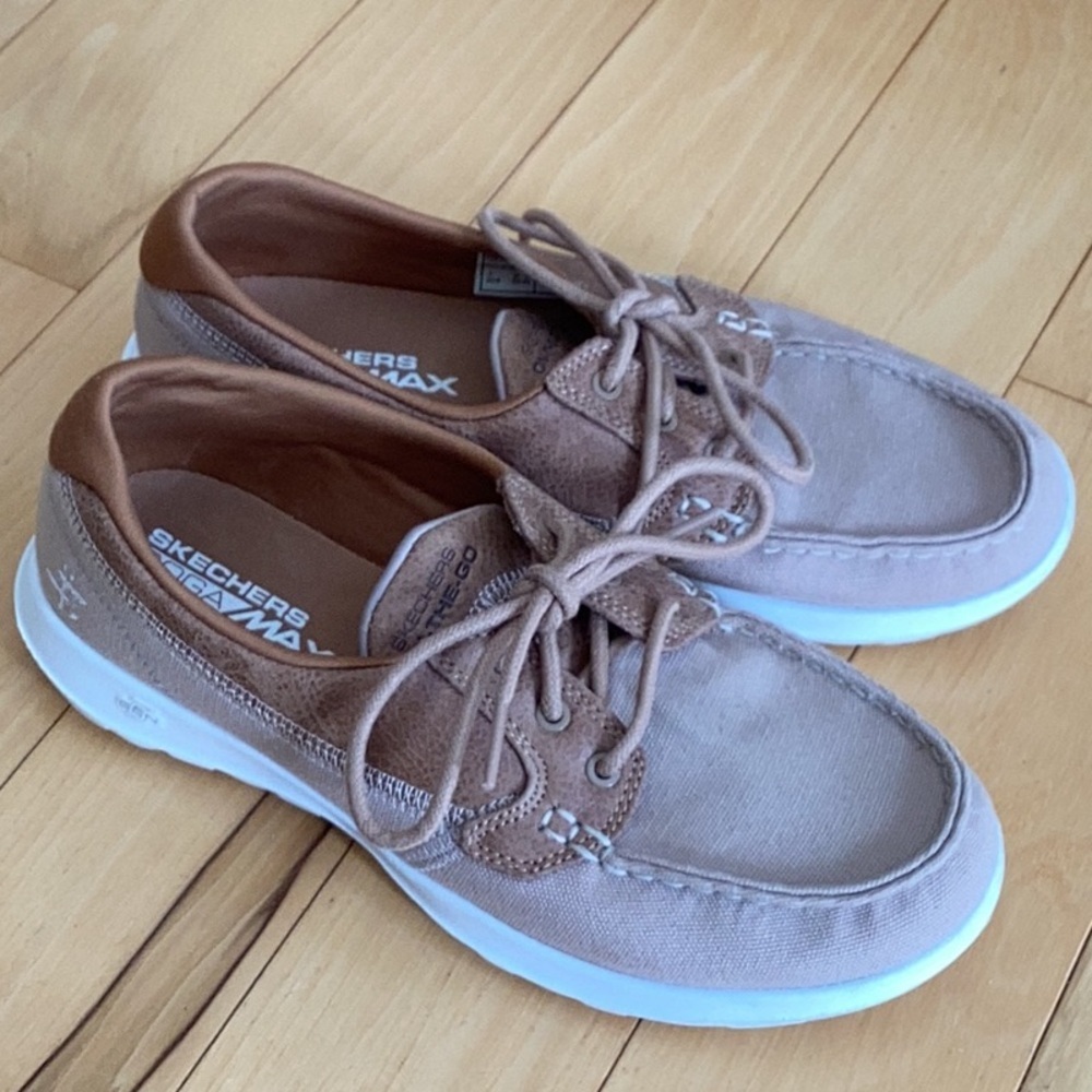 Skechers on the go GOGA Max Women's Tan boat shoes, women’s size 7